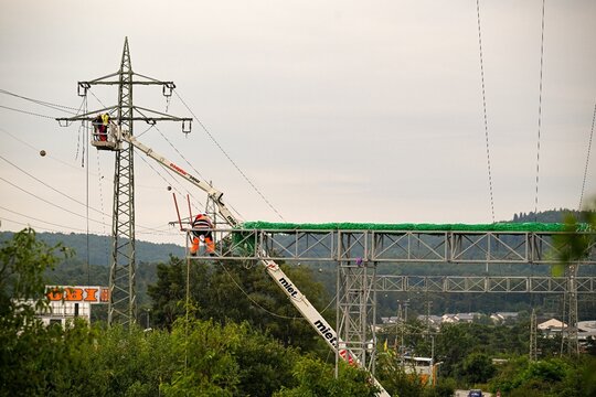 Trassenertüchtigung Arbeiten an einer 110 kV Trasse werden durchgeführt - Alter Mast wird abgebaut