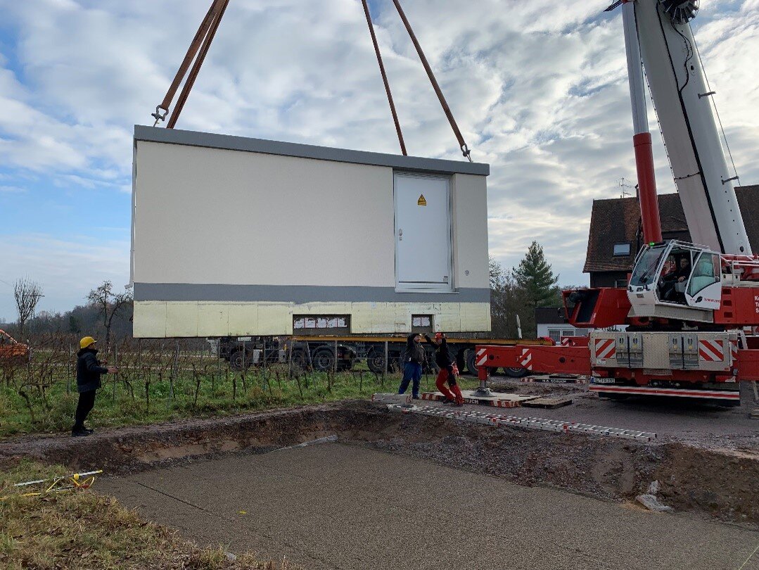 Ortsnetzstation Ortsnetzstation wird mittels Kran platziert