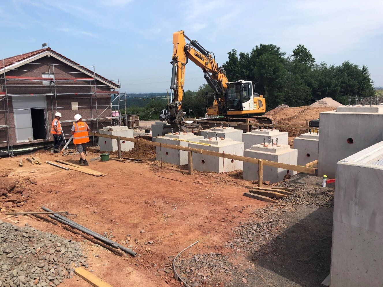 Bagger schaufelt ein Loch