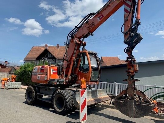 Bagger auf der Straße beim Projekt Heiligenmoschel