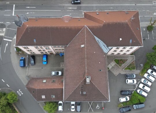 Bild von der Vogelperspektive - Gebäude und Straße