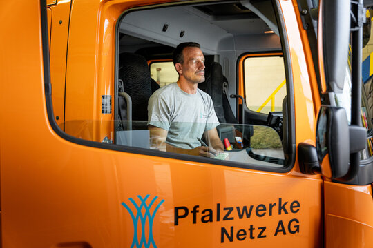 Pfalzwerke-Mitarbeiter auf dem Weg zum Einsatz