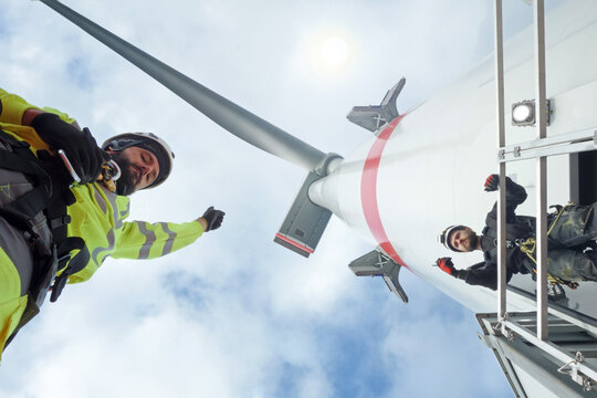 Arbeiter am Windrad | © iStock.com/CharlieChesvick