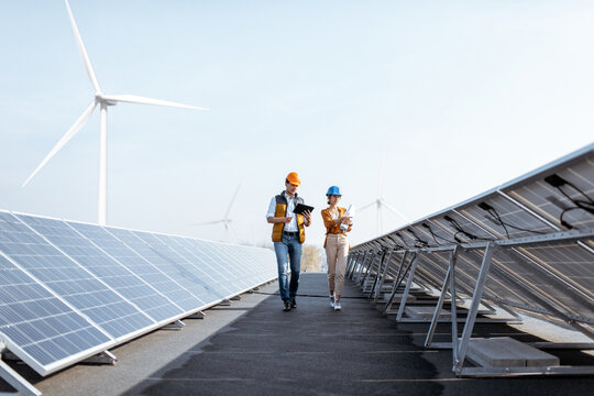 Zwei Personen und eine Photovoltaikanlage | © iStock.com/RossHelen