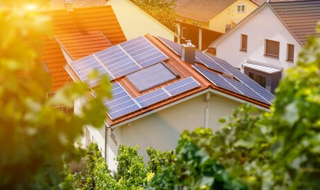 Photovoltaik Dachanlage | © iStock.com/Lari Bat