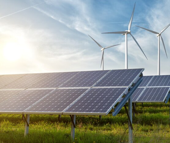 Windräder und Freiflächen-Solaranlage | © iStock/artJazz