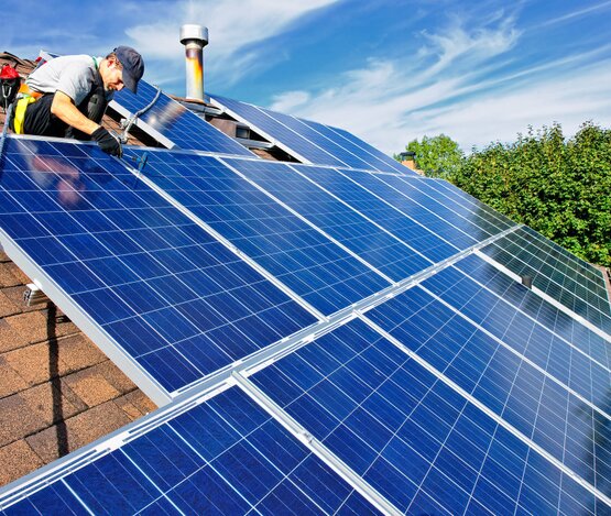 Monteur bringt Photovoltaikanlage an