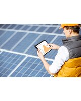 Photovoltaik Mann mit Tablet