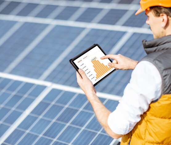 Photovoltaik Mann mit Tablet