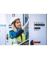 Schaltschrank Frau am Schaltschrank