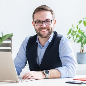 Bürgermeister Michael Clivot zu IoTista Raumklimamonitoring | © Pfalzwerke