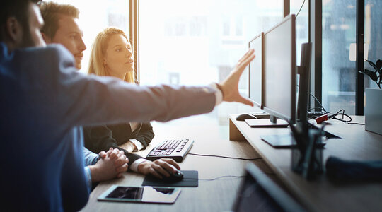Arbeitnehmer am Computer | © iStock.com/gilaxia