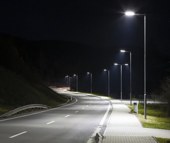 LED-Straßenlaternen an einer Straße bei Nacht | © RECO/iStock