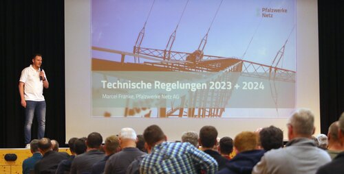 Mitarbeiter hält eine Präsentation auf der Bühne