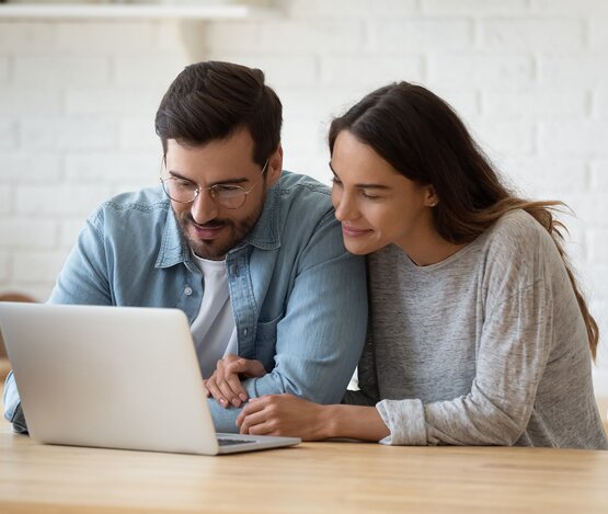 Paar am Computer | © iStock.com/fizkes