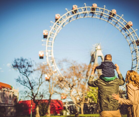Familie auf einem Fest | © iStock.com/AleksandarNakic