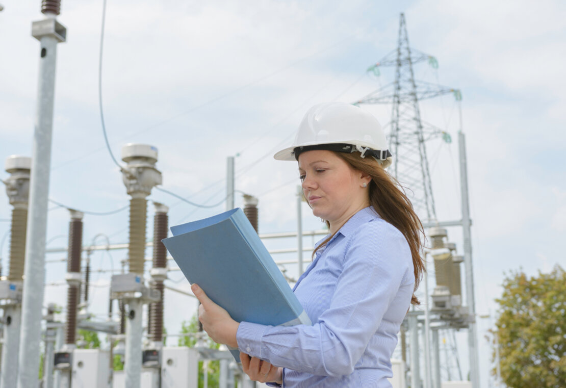 Frau mit Helm und Mappe