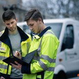 Service zwei Arbeitnehmer beim Arbeiten