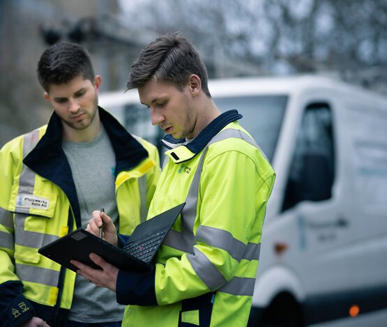 zwei Arbeitnehmer beim Arbeiten