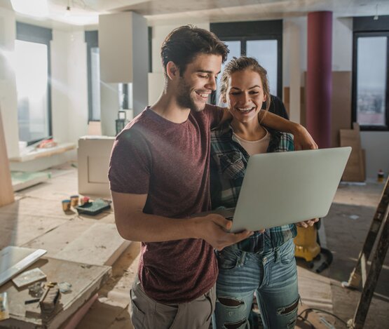 paar auf baustelle mit laptop | © istock_skynesher