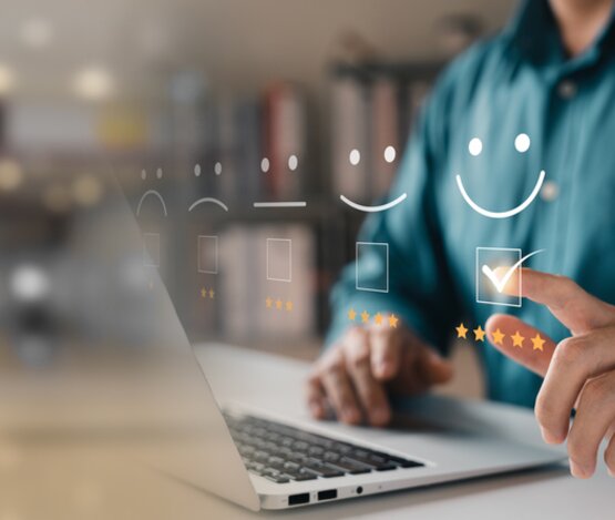 Smiley mit verschiedenen Zufriedenheitsstufen zur Auswahl | © iStock/Thapana Onphalai
