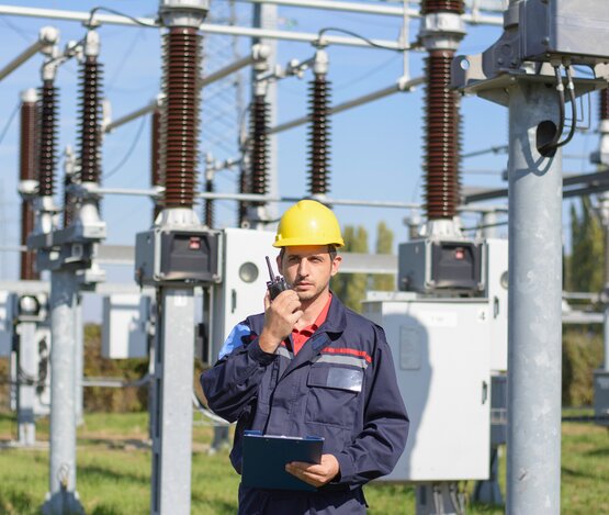 Netzbau Arbeitnehmer vor dem Umspannwerk
