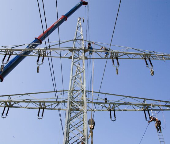 Arbeiten am Strommast