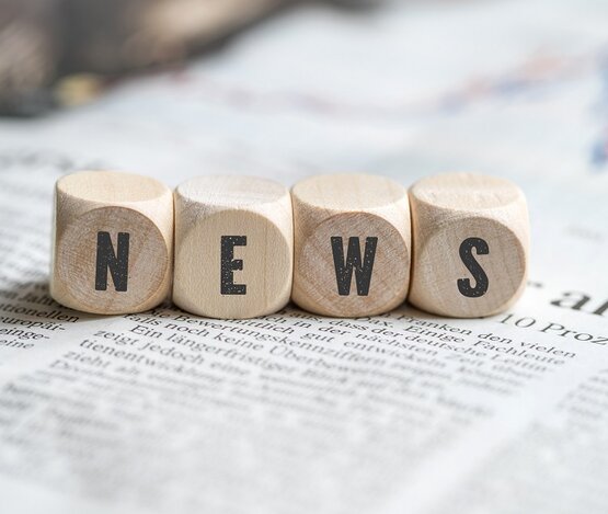 wuerfel mit schriftzug news auf zeitungsartikel | © istock