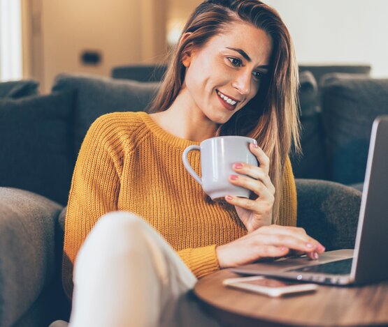 Frau gibt Zählerstand am Laptop ein | © filadendron/iStock