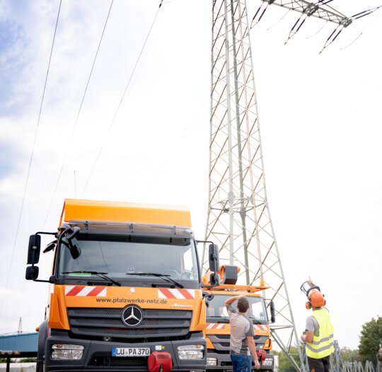 Zwei LKWs vor Strommast | © Pfalzwerke Netz