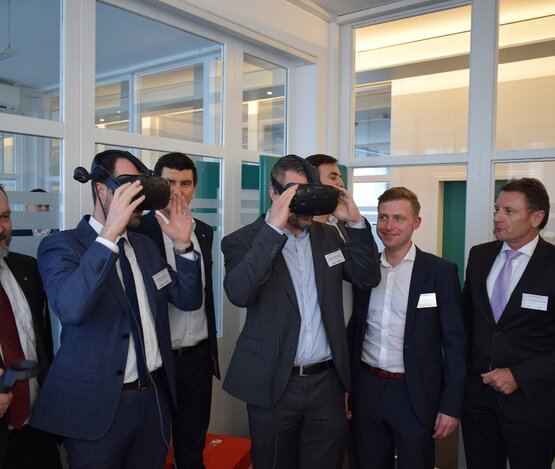 Männer mit VR-Brillen