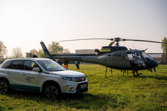 Helikopter auf Sportplatz neben BZ Maxdorf