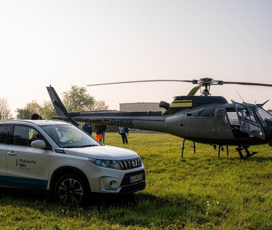 Helikopter auf Sportplatz neben BZ Maxdorf