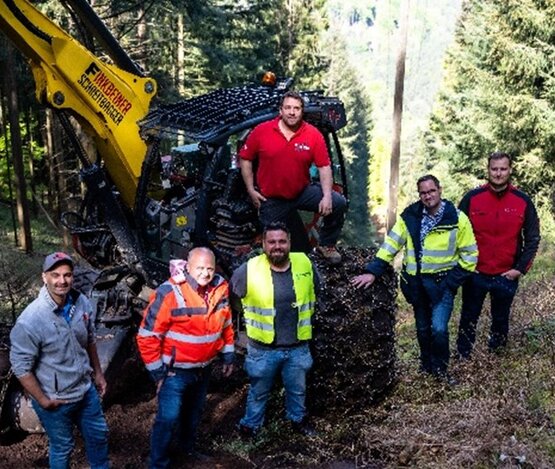 Mitarbeiter vor dem Schreitbagger