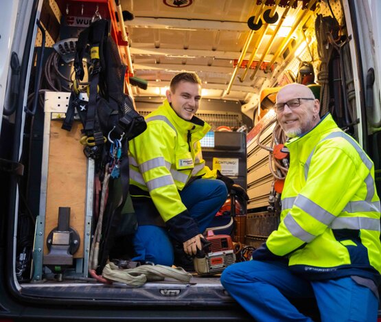 Zwei Netzteam-Mitarbeiter bei der Arbeit