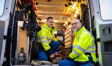 Zwei Netzteam-Mitarbeiter bei der Arbeit
