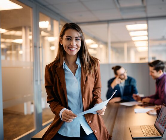 Mitarbeiter in einem Besprechungsraum | © iStock