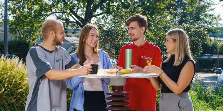 Vier Azubis unterhalten sich in der Pause | © Pfalzwerke Netz 