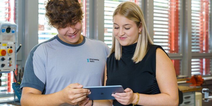 Zwei Azubis unterhalten sich über ein Projekt der Juniorfirma | © Pfalzwerke Netz 