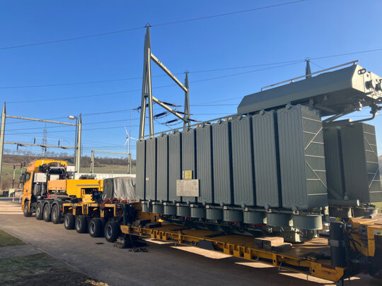 Ein 80 Tonnen schwerer Leistungstransformator wird per Spezialtransport zum Umspannwerk Kerzenheim geliefert. | © Pfalzwerke