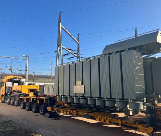 Ein 80 Tonnen schwerer Leistungstransformator wird per Spezialtransport zum Umspannwerk Kerzenheim geliefert. | © Pfalzwerke