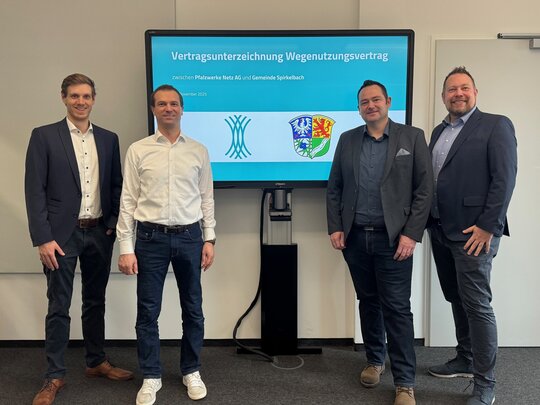 Gruppenbild von Ortsbürgermeister, Vorstand sowie Projektteam vor einem Monitor mit der Überschrft Vertragsunterzeichnung Wegenutzungsvertrag | © Pfalzwerke Netz AG