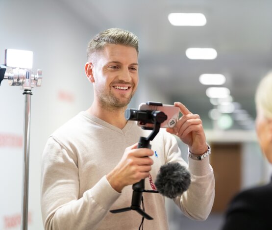 Presse Mitarbeiter beim Aufnehmen eines Fotos